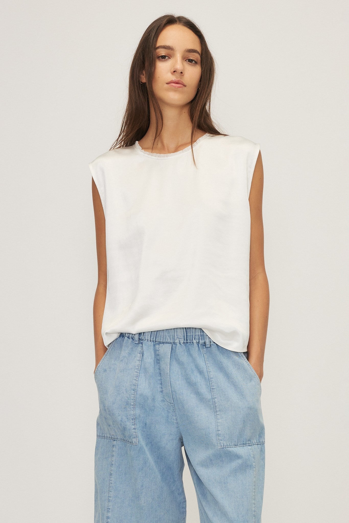 The brand name CELIA stays unchanged, "top" is commonly used in French fashion for this type of garment, "off white" translates naturally to "blanc cassé" which is the standard term for off-white in French fashion terminology.