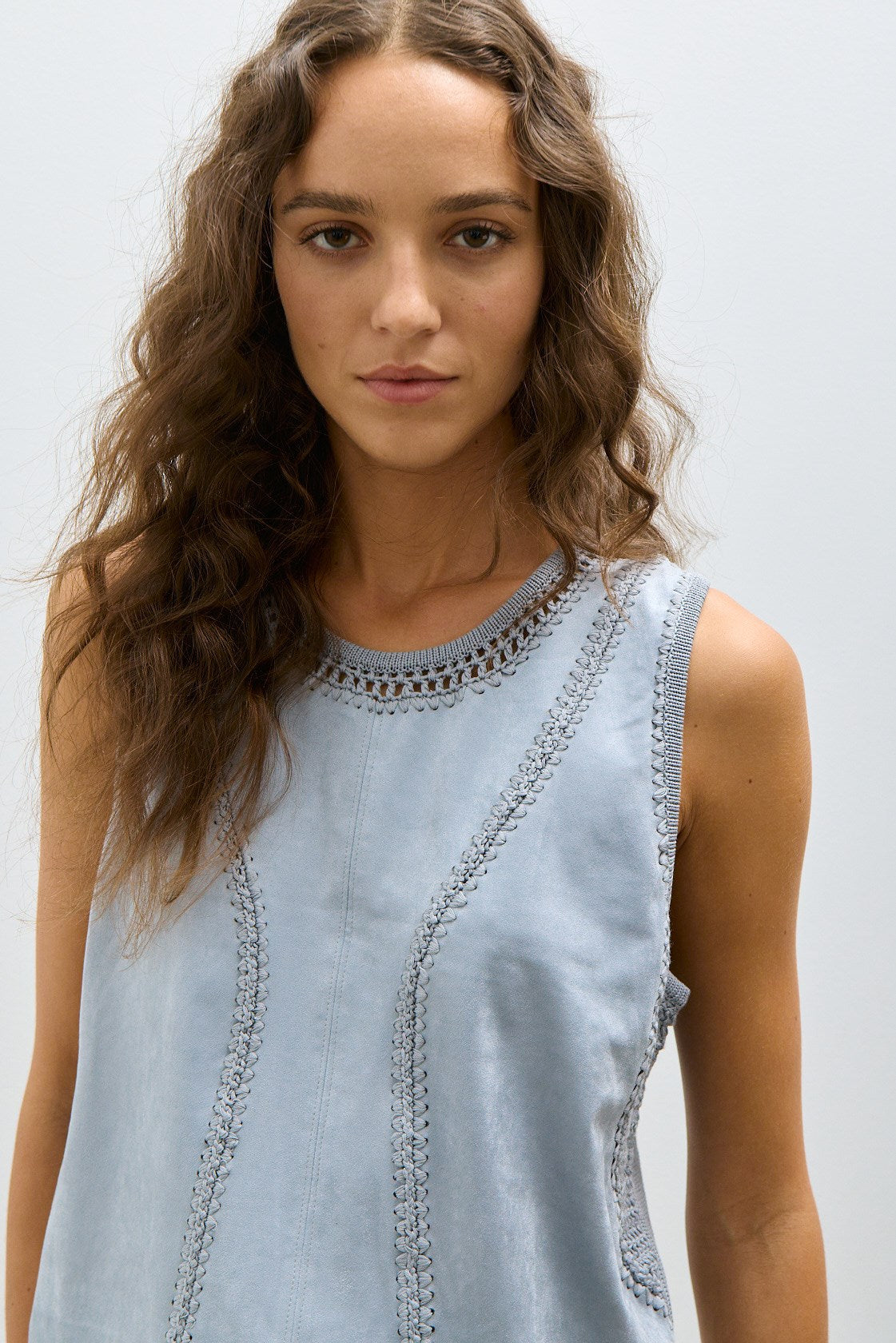 QUINN Top en denim blanchi au suédé